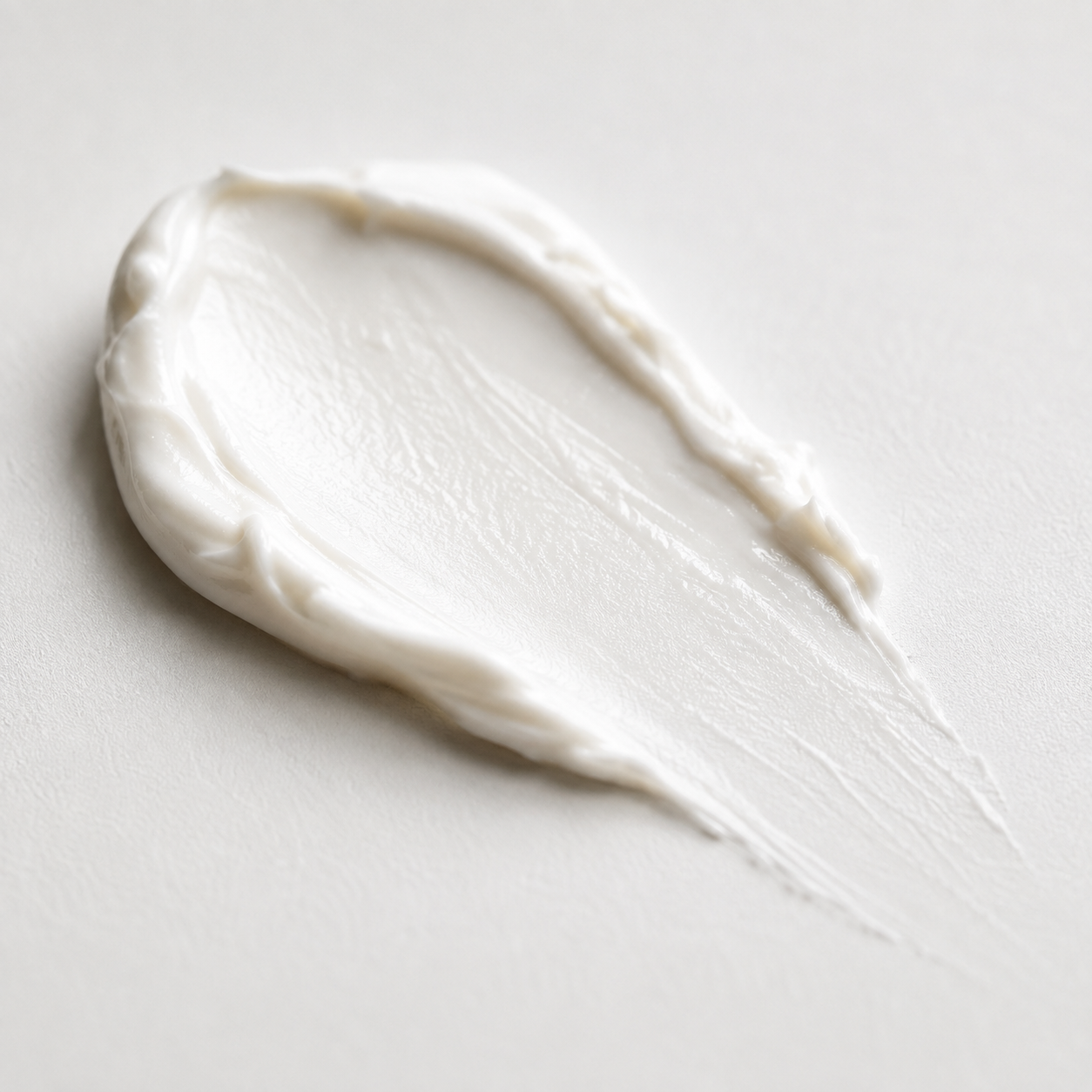 Prim-plan cu textura cremei IRONSKIN de culoare alb-ivoriu